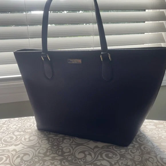 Kate Spade Tote bag - never used. Pick up in Markham. $100 or best offer - Picture 1 of 2